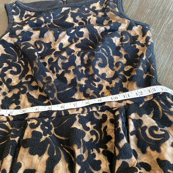 Tadashi Shoji beautiful lace Peplin dress in size 6. - Picture 10 of 11